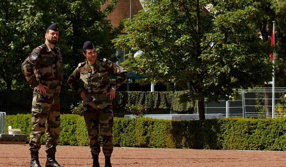 Des soldats visés par une voiture-bélier