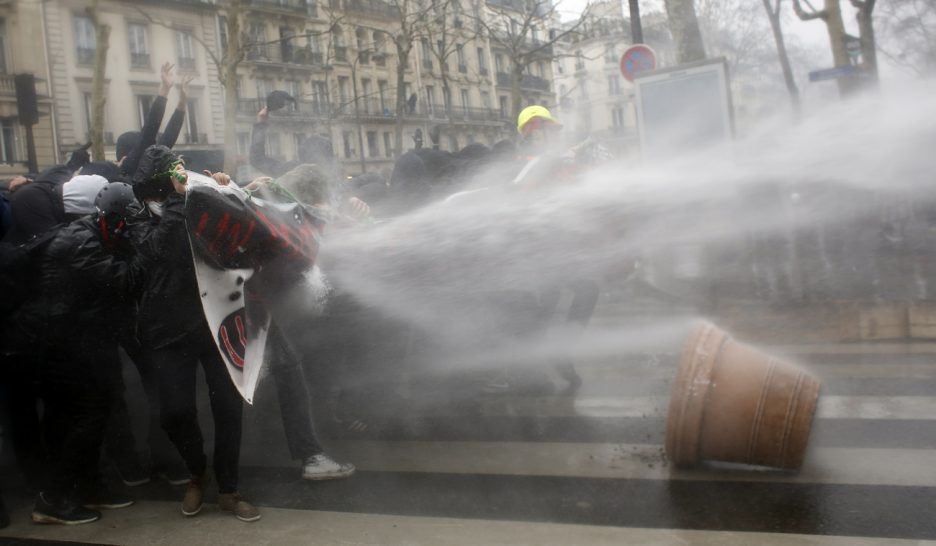 Premier test social pour Macron