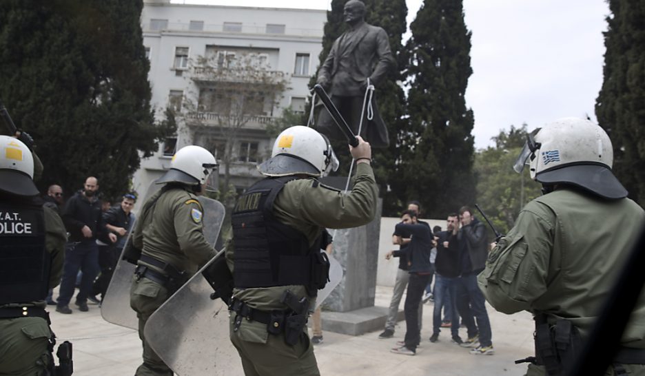 A Athènes, Truman vacille sur son socle