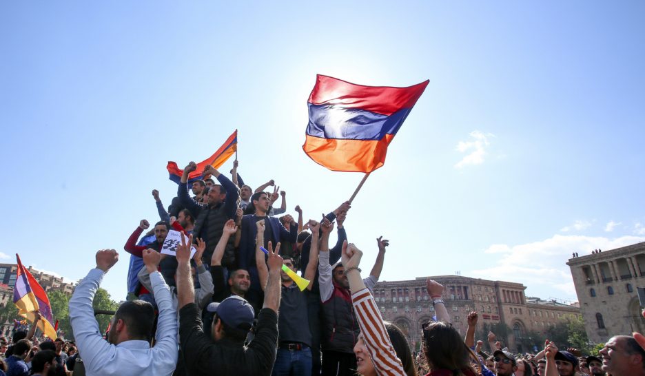 La rue fait plier le premier ministre