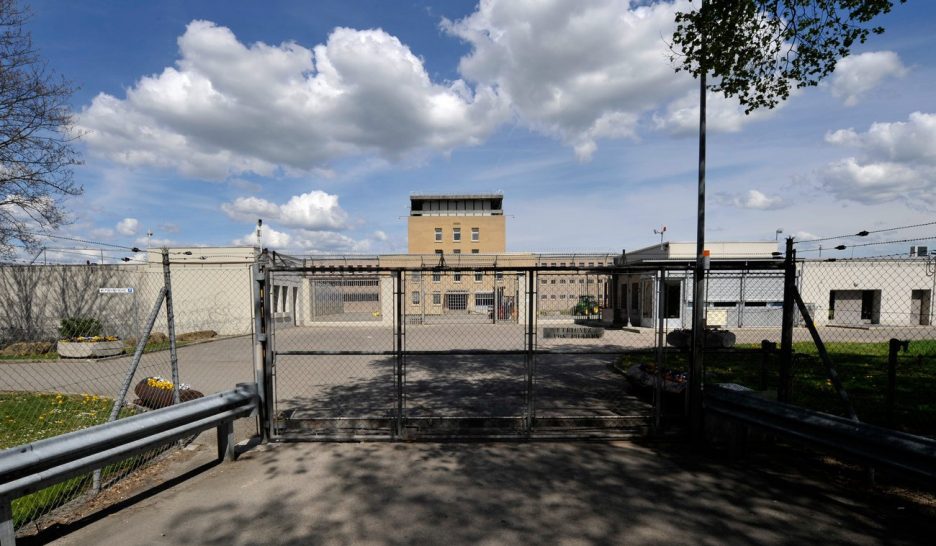 Le directeur de la prison prié de partir