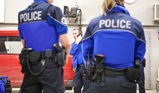 Les syndicats de la police attaquent la brochure