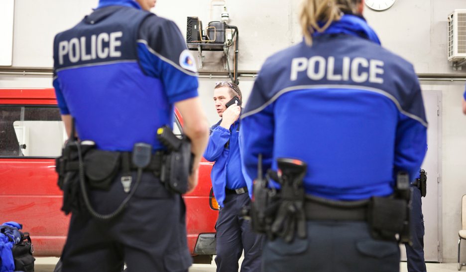 Les syndicats de la police attaquent la brochure