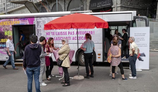 Un bus roule contre la traite