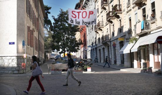 La tour des Grottes «dans le brouillard»