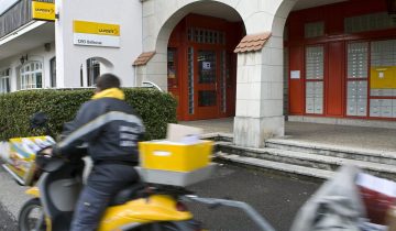 La Poste, ses cars et les journaux