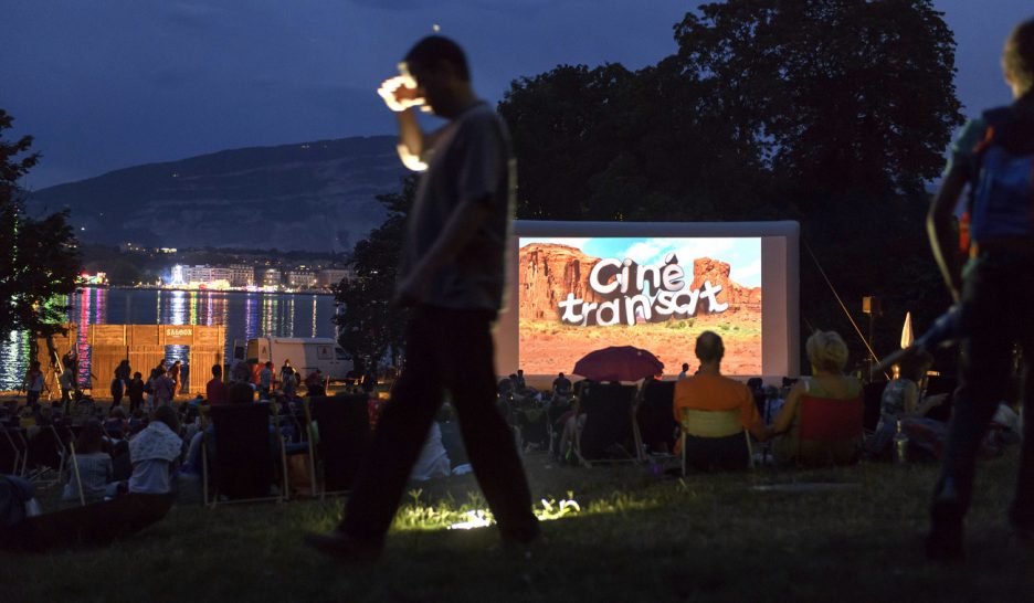 La toile s’allume à la tombée du jour