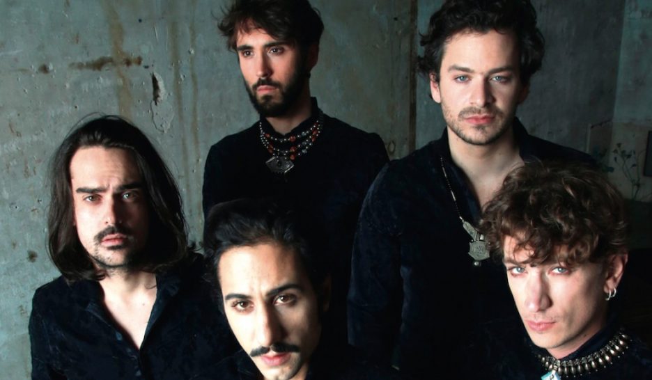 Un oiseau de feu et de plumes