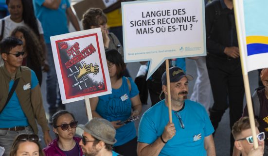 300 personnes défilent pour la langue des signes