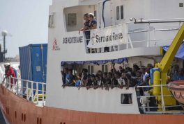 ’Aquarius a enfin pu reprendre la mer ce week-end. Cela faisait dix-neuf jours que le navire des ONG Médecins sans frontières et SOS Méditerranée se trouvait en escale forcée à Marseille. Sous un nouveau pavillon, il a mis le cap vers le large afin de poursuivre sa mission: sauver des vies. Celles de migrants qui tentent de rejoindre l’Europe.  L’embarcation devrait bientôt atteindre la zone des secours, face à la Libye. Une nouvelle plus que bienvenue. Car, comme le révélait The Guardian, aucun bateau d’ONG ne patrouillait ces flots mortels depuis plus de trois semaines. Une dizaine d’entre eux étant bloqués dans des ports européens pour diverses raisons. Or, l’équation est simple: moins de navires d’ONG signifie moins de sauvetages. Et moins de sauvetages signifie davantage de noyés. La traversée de la Méditerranée est «plus mortelle que jamais pour les migrants», affirmait le Haut-Commissariat des Nations Unies pour les réfugiés (HCR) le 3 septembre. Depuis le début de l’année, plus de mille six cents personnes ont perdu la vie dans leur tentative de gagner l’Europe par la mer, selon l’organisation. Des décès qui n’ont pas empêché les gouvernements italien et maltais, notamment, d’entraver tout l’été le travail des ONG. Et s’il faut combattre infatigablement les politiques et la rhétorique du nouveau pouvoir à Rome – dirigé par la Ligue, d’extrême droite, et par les populistes du Mouvement 5 étoiles –, il ne faut pas oublier de pointer le manque de collaboration de la plupart des autres pays européens pour se répartir l’accueil des réfugiés. Ni dénoncer le fait qu’ils votent année après année de nouveaux fonds pour l’agence Frontex, afin de renforcer la forteresse Europe, plutôt que de mettre en place un accueil digne. Et ce n’est pas avec l’actuelle présidence du Conseil de l’UE occupée par l’Autriche, où l’extrême droite participe aussi au gouvernement, que cela va s’améliorer. Herbert Kickl, ministre de l’Intérieur de ce pays, qui accueillera un sommet européen mercredi et jeudi à Salzbourg, a proposé vendredi dernier de mettre en œuvre des «plates-formes de débarquement» en Afrique. Il faut le répéter. Se barricader n’empêchera pas des milliers de personnes de fuir leur pays. Et bloquer les bateaux de secours des ONG est criminel. Cela revient tout simplement à laisser mourir une partie des migrants en regardant ailleurs.  C’est d’autant plus grave que la sous-traitance accrue de la surveillance de la Méditerranée décidée par l’UE en faveur des gardes-côtes libyens consiste à renvoyer ceux qui sont repêchés dans un pays où ils subissent les pires violations de droits humains. I