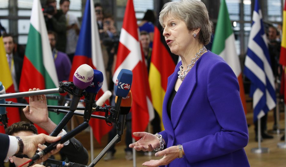 La carotte et le bâton pour May