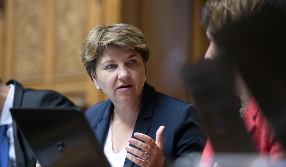 La tuile qui tombe sur Viola Amherd