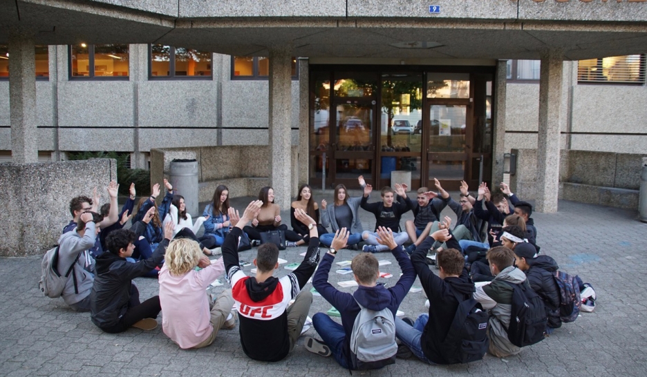 Lire, débattre, élire