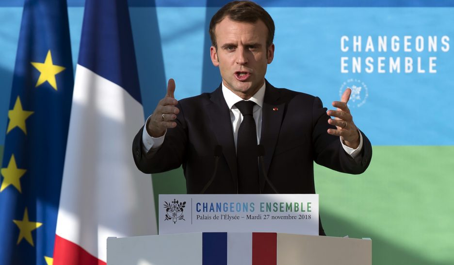 Macron tente de répondre