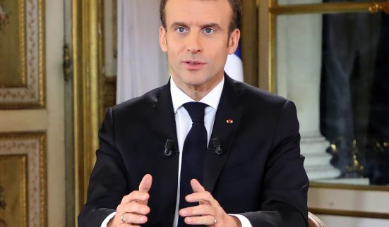 Macron lâche un peu de lest