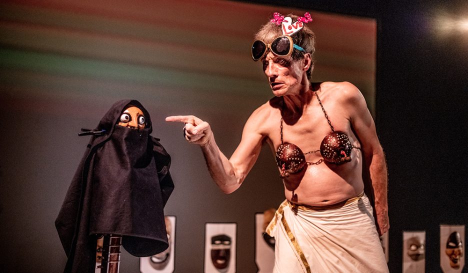 Mimer les femmes opprimées dans le monde