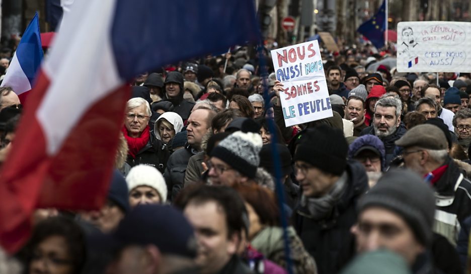 Après les gilets jaunes, les foulards rouges
