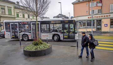 Le bus démarre lentement