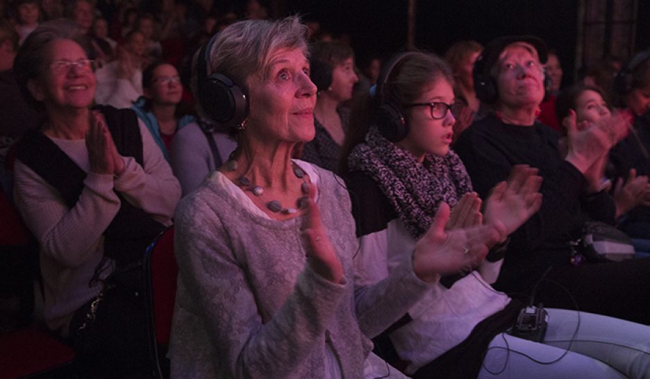 Au théâtre, avec son casque