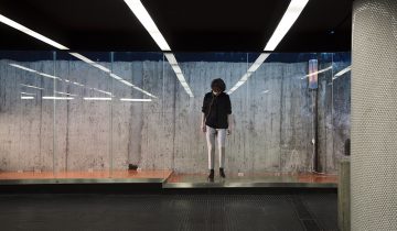 Des pas de danse claquent en vitrine