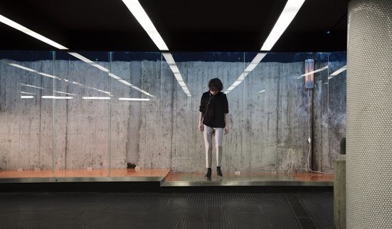 Des pas de danse claquent en vitrine