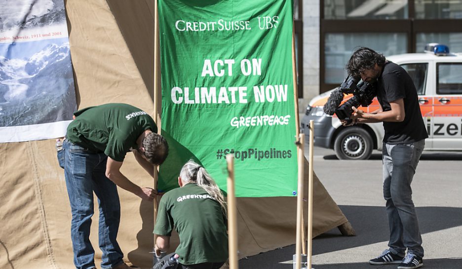 Greenpeace blâme UBS et Credit Suisse