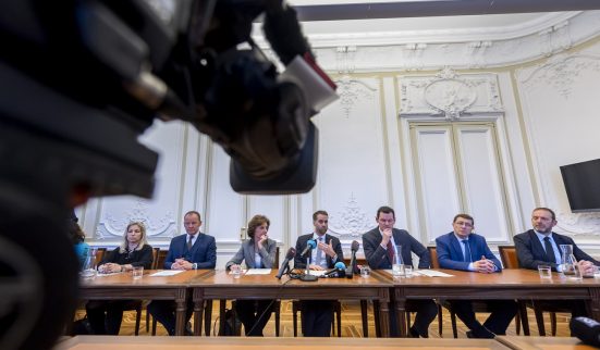 Charge contre la rente à vie de l’exécutif