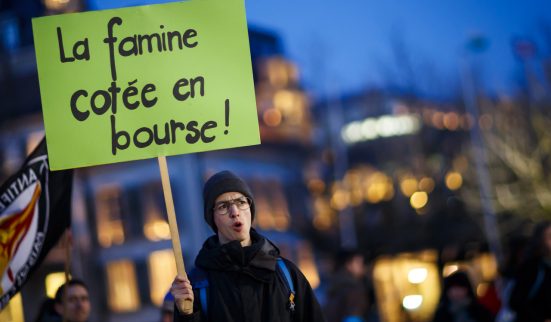 Défilé contre le sommet des matières premières