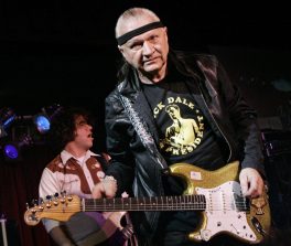 Dernière vague pour Dick Dale, le "roi de la guitare surf"