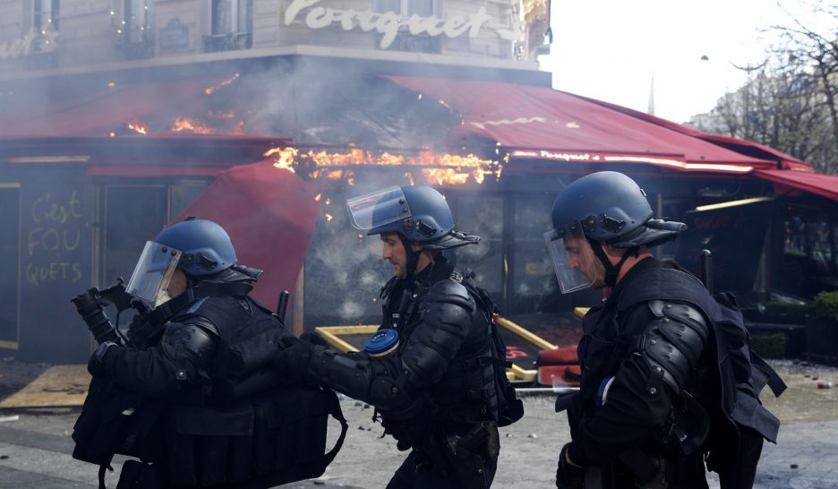 Gilets jaunes: l'exécutif sous pression après un samedi calamiteux