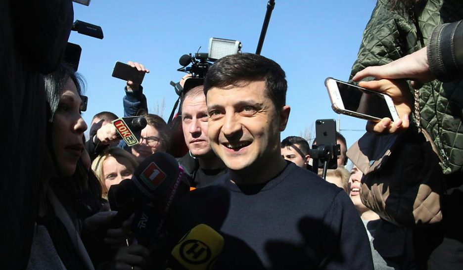 Le comédien Zelensky en tête