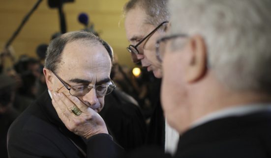 Le départ de Barbarin réclamé