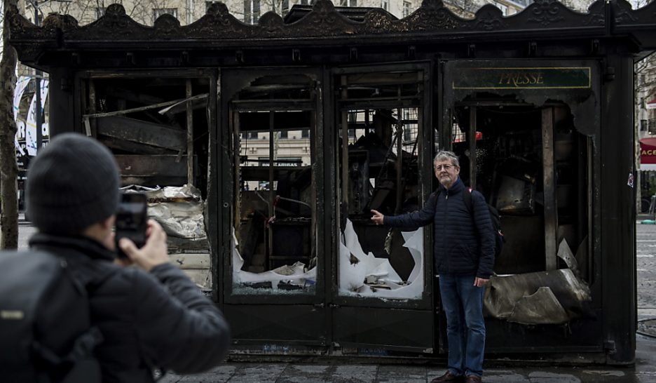 Macron à nouveau sous pression