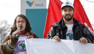 Protestation devant le siège de Vale