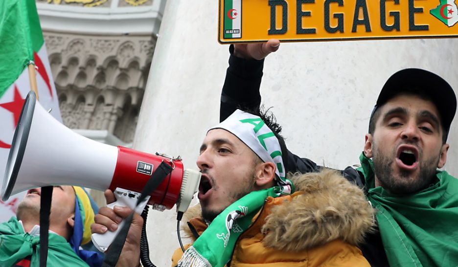 Dans la rue pour maintenir la pression