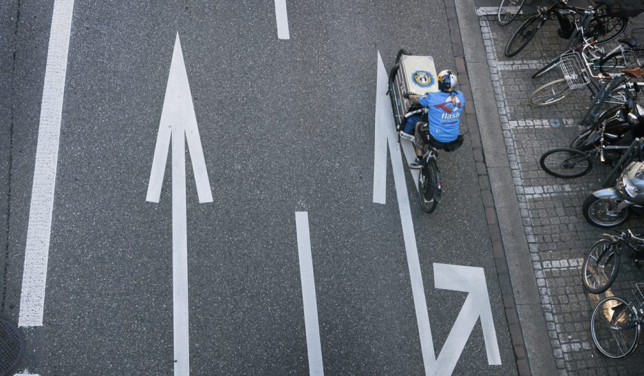 Les livreurs à vélo montent les tours