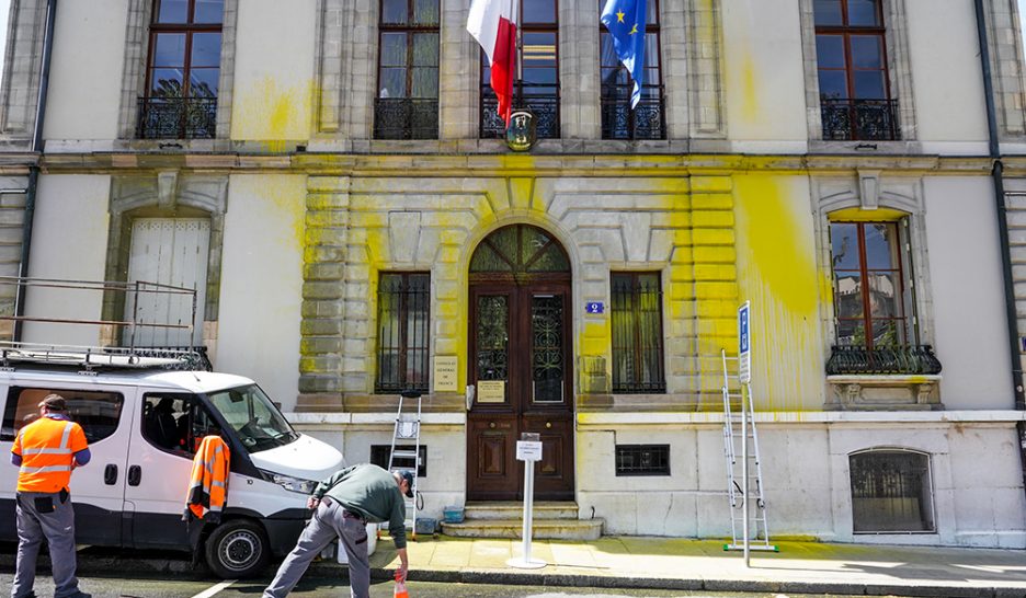 Peinture jaune sur le Consulat français