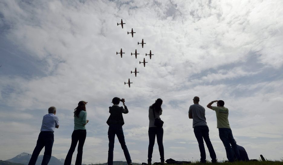 Pétition contre la venue  de la Patrouille suisse