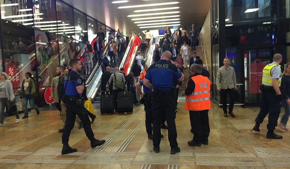 Leur action n’est pas cependant pas au goût de tout le monde. En premier lieu, des CFF. La police leur a en effet rapidement demandé de quitter l’intérieur de la gare.