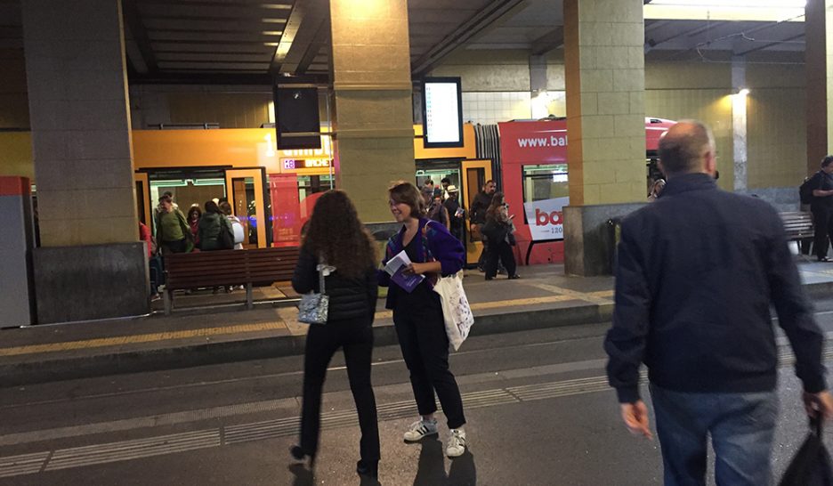 Pas les bienvenues à l’intérieur? Qu’à cela ne tienne, les quatre femmes se rabattent sur les extérieurs de la gare. 