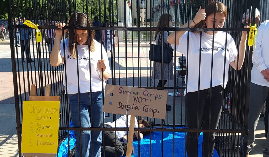 «Des classes, pas des cages!»