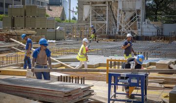 Les ouvriers du bâtiment suent à grosses gouttes