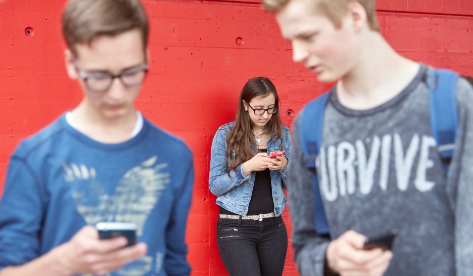 L’usage des téléphones en camps pose question