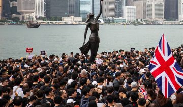 La police charge les protestataires à Hong Kong