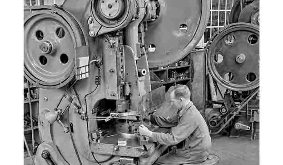 Presse de plaques de recouvrement destinées au petit appareillage électrique, 1953. DR