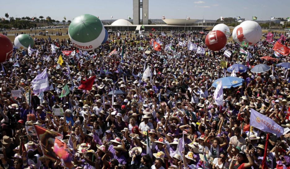 Les femmes manifestent contre Bolsonaro