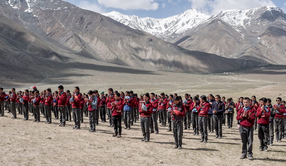 Jeudi 6 juin, au-dessus du village de Stongday. Les élèves de la Marpaling School, en uniforme d’été, ont gravi la colline derrière l’école pour l’assemblée du matin. YCD