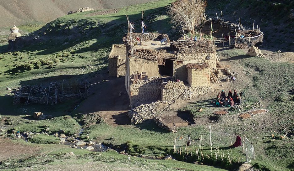 13 juin, village de Shadey. La maisonnée profite des dernières minutes de soleil avant de rentrer dans son logis de briques de terre, sur le toit plat duquel sont entassés le bois et les bouses sèchées qui serviront de combustible pour se chauffer et cuisiner. YCD