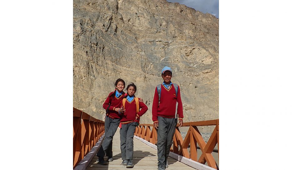 Mercredi 10 juillet, en chemin pour le village de Pichu. Après 45 minutes de bus scolaire, une demi-heure de marche est encore nécessaire pour Skarma, Sonam et Zodzang: seul un pont piéton permet de franchir la rivière Zanskar de ce côté-ci de la vallée. YCD