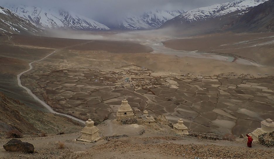 20 avril 2019, Monastère de Stongday. Un moine gravit le chemin depuis la plaine où un méchant vent se lève. Une fine poussière ne tardera pas à s’immiscer jusque dans les moindres recoins, y compris à l’intérieur des maisons. YCD